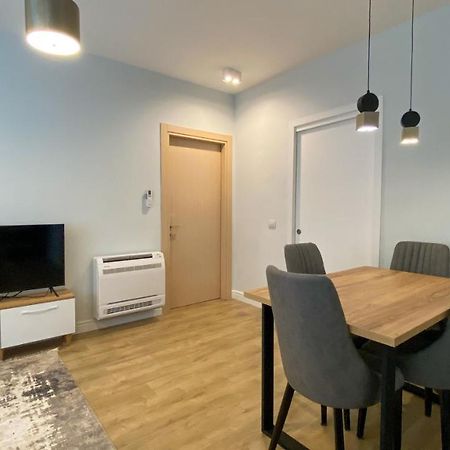 Centrally Located Glamorous Bright Apt Near Bazaar Тирана Экстерьер фото