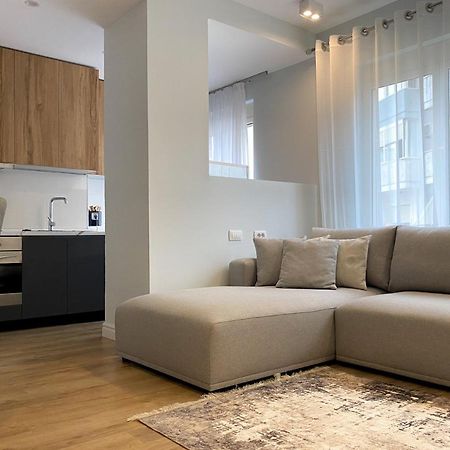 Centrally Located Glamorous Bright Apt Near Bazaar Тирана Экстерьер фото