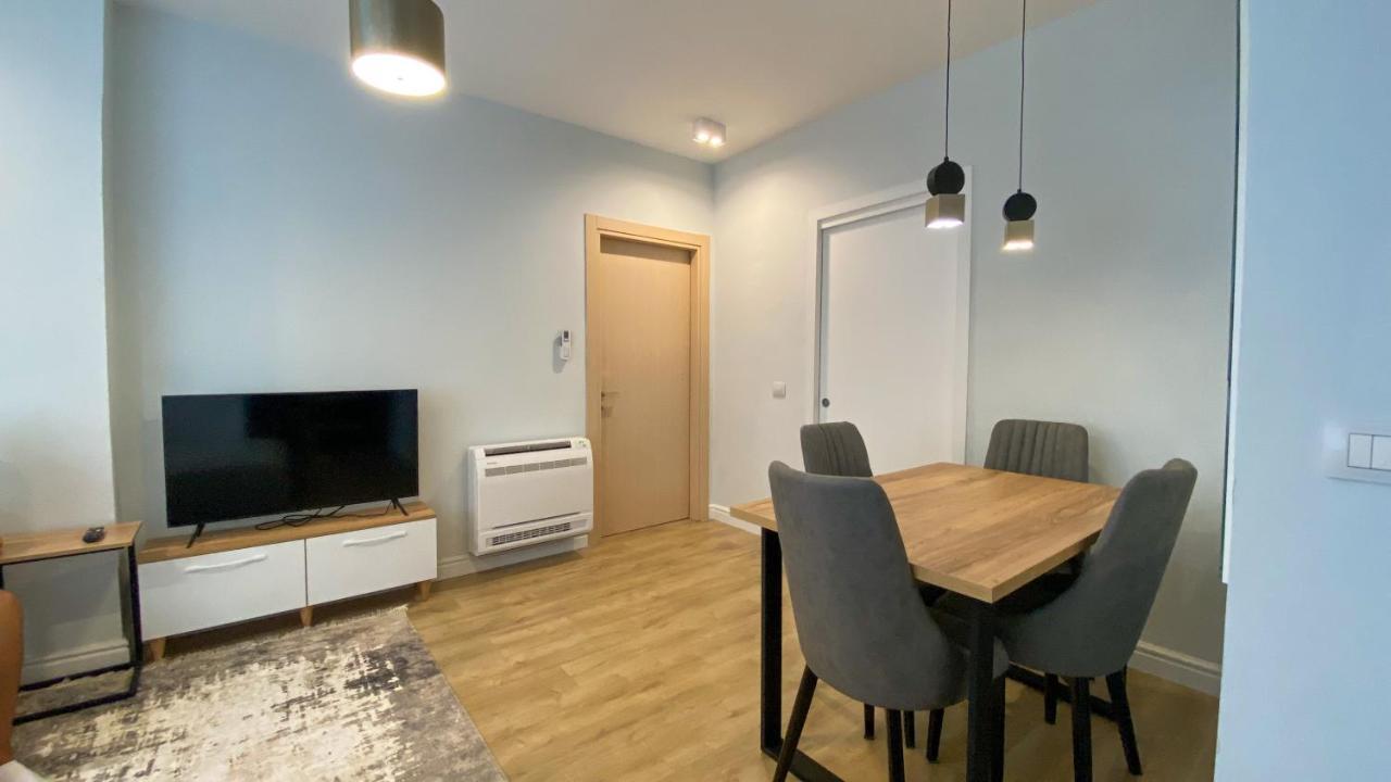 Centrally Located Glamorous Bright Apt Near Bazaar Тирана Экстерьер фото