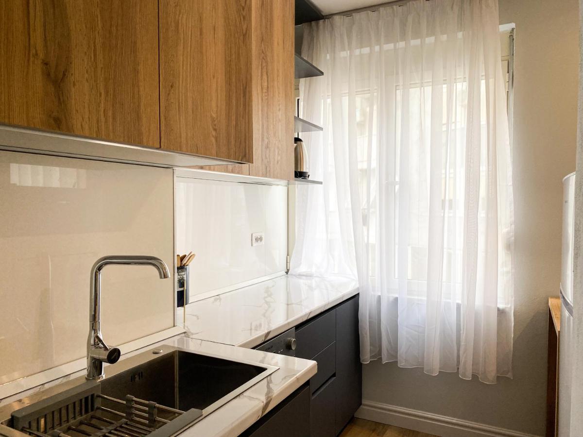 Centrally Located Glamorous Bright Apt Near Bazaar Тирана Экстерьер фото