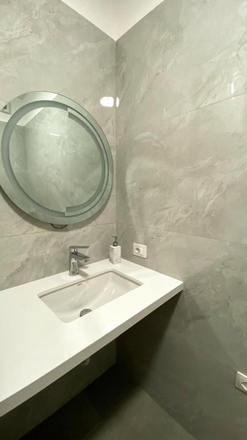 Centrally Located Glamorous Bright Apt Near Bazaar Тирана Экстерьер фото