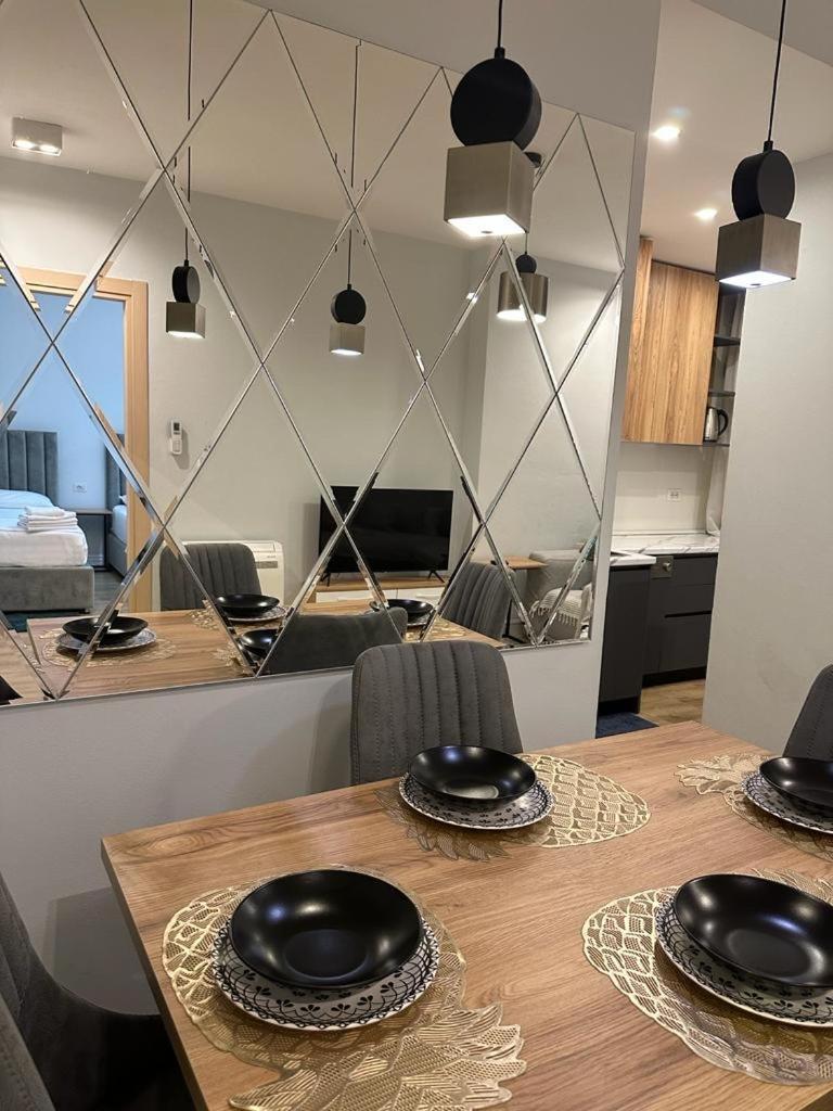 Centrally Located Glamorous Bright Apt Near Bazaar Тирана Экстерьер фото
